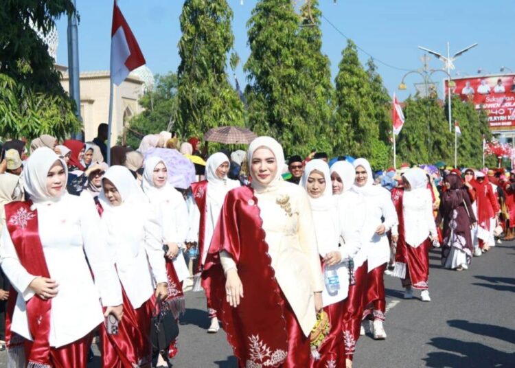 Ketua Dekranasda Kota Lhokseumawe Ny. Yulinda Sayuti turut berjalan kaki bersama rombongan pawai karnaval HUT ke-80 RI