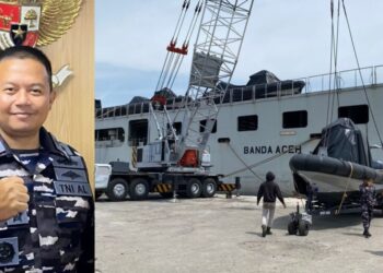 Komandan KRI Banda Aceh-593, Letkol Laut (P) Yanuar Rizky Widjaya (kiri), KRI Banda Aceh-593 (kanan)