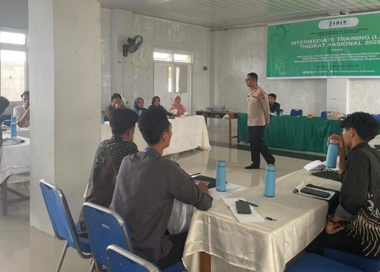 Kapolsek Simpang Kramat Iptu Dr. Muhammad Nazir SH MH, mewakili Kapolres Lhokseumawe AKBP Dr. Ahzan, menyampaikan materi dalam pengkaderan HMI Cabang Lhokseumawe