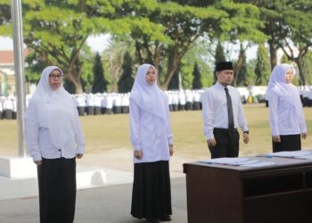 Wali Kota Lhokseumawe, Sayuti Abubakar, secara resmi menyerahkan SK pengangkatan kepada 1.990 PPPK Tahap I Formasi Tahun 2024 di Lapangan Hiraq, Kota Lhokseumawe, pada Senin (1/9/2025)