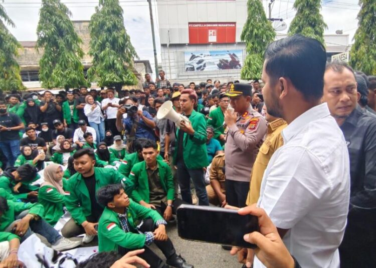 Kapolres Lhokseumawe, AKBP Ahzan, memimpin langsung pengamanan unjuk rasa di depan Gedung DPRK Lhokseumawe, Senin (1/9/2025)