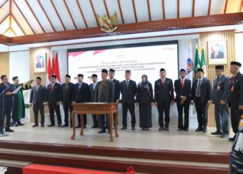 Wali Kota Lhokseumawe, Dr. Sayuti Abubakar, S.H., M.H., secara resmi melantik A. Haris, S.Sos., M.Si. sebagai Sekretaris Daerah (Sekda) Kota Lhokseumawe bersama 11 pejabat eselon II lainnya di Aula Kantor Wali Kota