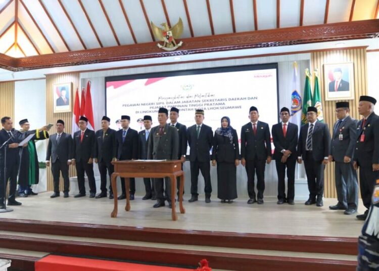 Wali Kota Lhokseumawe, Dr. Sayuti Abubakar, S.H., M.H., secara resmi melantik A. Haris, S.Sos., M.Si. sebagai Sekretaris Daerah (Sekda) Kota Lhokseumawe bersama 11 pejabat eselon II lainnya di Aula Kantor Wali Kota