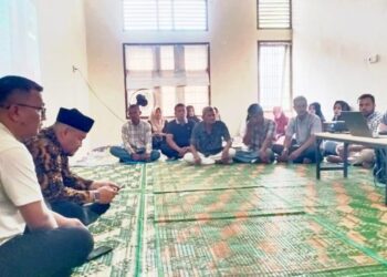 Baitul Mal Kota Lhokseumawe bersama Islamic Relief Indonesia menggelar rapat sosialisasi dengan masyarakat penerima bantuan pembangunan rumah dhuafa di Gampong Alue Awe, Kota Lhokseumawe