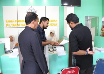 Ketua DPRK Lhokseumawe Faisal H. Isa, didampingi Sekda A. Haris, serta Asisten Keistimewaan dan Kesra Setdako Muhammad Maxsalmina, saat meninjau unit penyetoran PBB pada BPKAD setempat