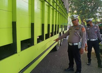 Petugas kepolisian melakukan olah tempat kejadian perkara (TKP) di lokasi kecelakaan, Jalan Medan–Banda Aceh