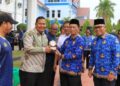 Sekda Lhokseumawe, A. Haris, S.Sos., M.Si., menyerahkan plakat penghargaan kepada 16 cabor yang dianggap telah berdedikasi dalam memajukan dunia olahraga dalam peringatan Haornas ke-42 di Lhokseumawe.