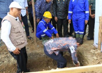 Wali Kota Lhokseumawe, Sayuti Abu Bakar, bersama CEO Islamic Relief Indonesia, Nanang Subana Dirja, melakukan peletakan batu pertama pembangunan rumah layak huni bagi keluarga kurang mampu di Gampong Blang Crum, Kecamatan Muara Dua