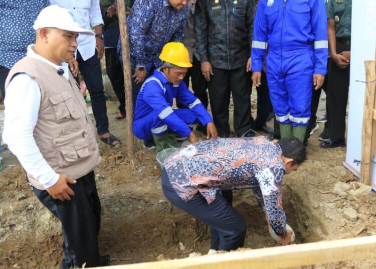 Wali Kota Lhokseumawe, Sayuti Abu Bakar, bersama CEO Islamic Relief Indonesia, Nanang Subana Dirja, melakukan peletakan batu pertama pembangunan rumah layak huni bagi keluarga kurang mampu di Gampong Blang Crum, Kecamatan Muara Dua