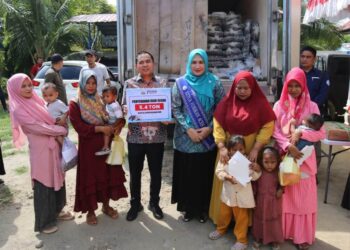 Ketua FORIKAN Aceh, Ny. Marlina Muzakir, menyerahkan secara simbolis bantuan 5,4 ton ikan segar kepada Wali Kota Lhokseumawe Sayuti Abubakar di halaman Kantor DKPPP Kota Lhokseumawe, Kamis (11/9/2025)