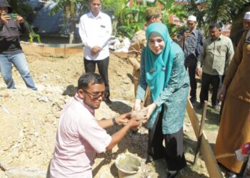 Ketua TP-PKK Kota Lhokseumawe, Ny. Yulinda Sayuti, secara resmi meletakkan batu pertama pembangunan Rumah Layak Huni Tahan Gempa HORPF 3 di Gampong Meunasah Panggoi, Kecamatan Muara Dua