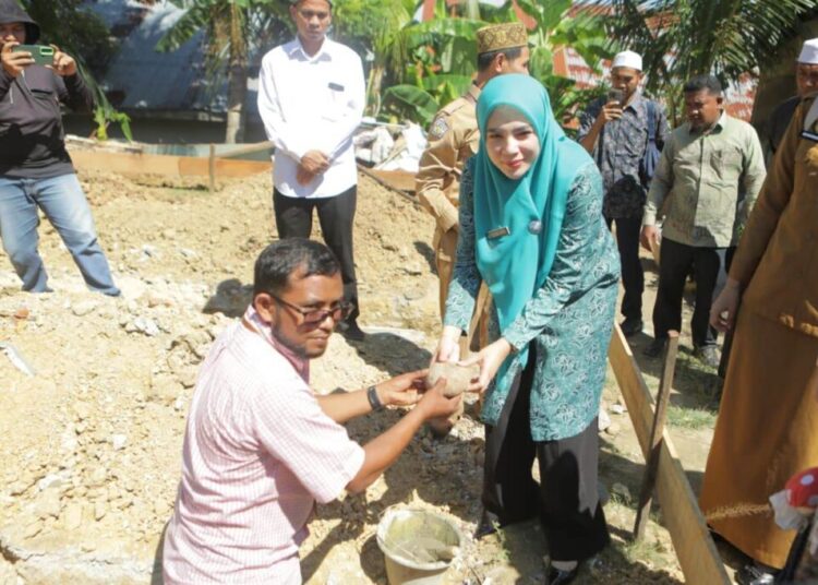 Ketua TP-PKK Kota Lhokseumawe, Ny. Yulinda Sayuti, secara resmi meletakkan batu pertama pembangunan Rumah Layak Huni Tahan Gempa HORPF 3 di Gampong Meunasah Panggoi, Kecamatan Muara Dua