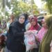 Ketua TP-PKK Kota Lhokseumawe, Ny. Yulinda Sayuti, menyerahkan bantuan paket sembako bagi keluarga prasejahtera hasil sinergi dengan Bank Aceh di Gampong Jambo Timu, Kecamatan Blang Mangat, Kota Lhokseumawe