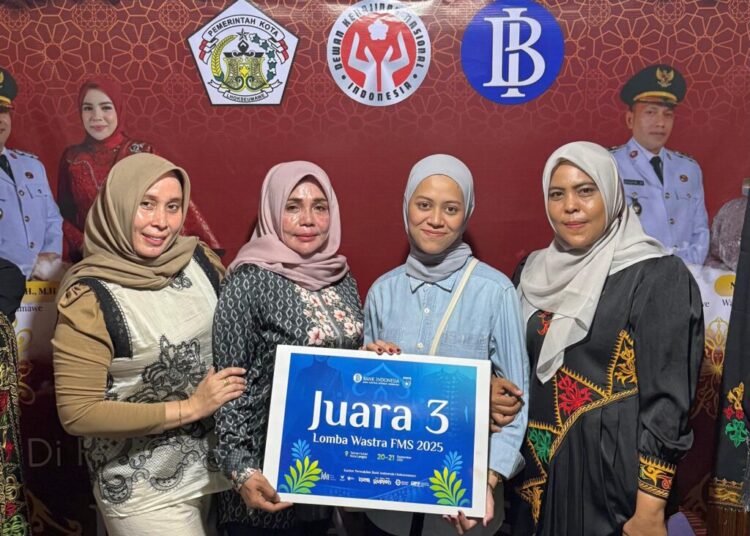 Wastra khas daerah dengan ornamen motif unik khas Lhokseumawe, Dheun Bungong Sagoe, meraih Juara 3 dalam ajang Festival Meurah Silu yang diselenggarakan oleh Bank Indonesia (BI) di Kota Langsa