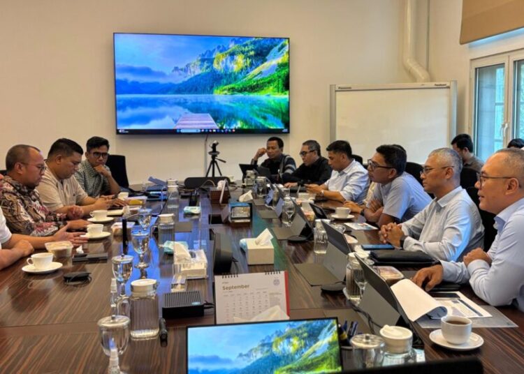 Wali Kota Lhokseumawe, Sayuti Abubakar, melakukan pertemuan strategis dengan Direktur Utama PT Perusahaan Gas Negara Tbk (PGN), Arief Kurnia Rusdianto, beserta jajaran direksi di Ruang Rapat Direksi PGN, Jakarta