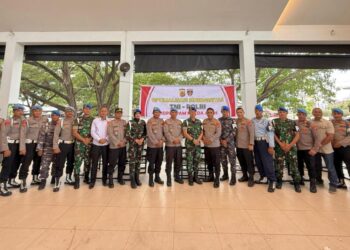 Hangatnya kebersamaan mewarnai momen santai antara personel TNI dan Polri di Royal Coffee, Banda Sakti, Lhokseumawe