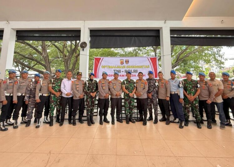 Hangatnya kebersamaan mewarnai momen santai antara personel TNI dan Polri di Royal Coffee, Banda Sakti, Lhokseumawe