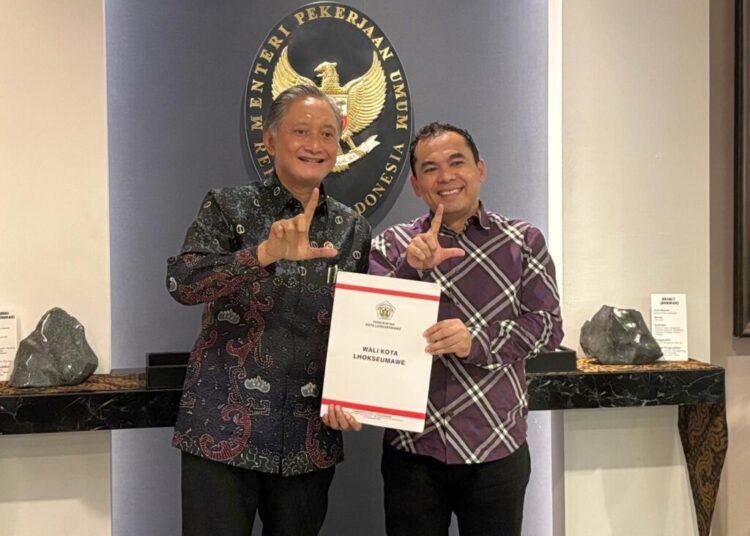 Wali Kota Lhokseumawe, Sayuti Abubakar, menyerahkan enam usulan proyek strategis kepada Menteri PU RI, Dody Hanggodo