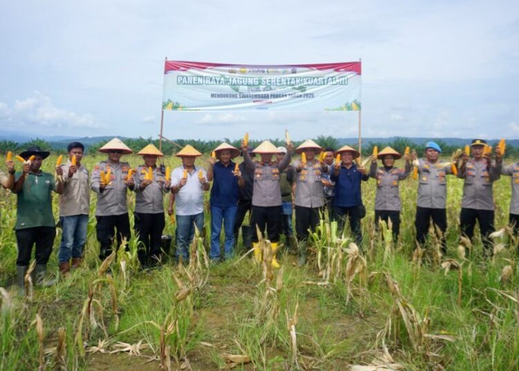Kapolres Lhokseumawe AKBP Ahzan mengikuti Panen Raya Jagung Serentak Kuartal III bersama Kapolri secara virtual dari lahan HGU PT Satya Agung, Aceh Utara