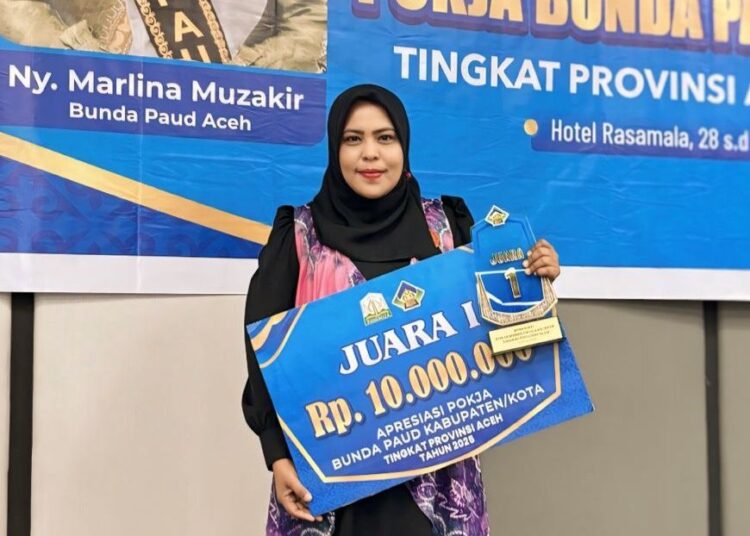 Ketua Pokja Bunda PAUD Kota Lhokseumawe, Nofayana, ST, M.AP, usai meraih Juara I pada Ajang Apresiasi Bunda PAUD Tingkat Provinsi Aceh 2025 di Banda Aceh.