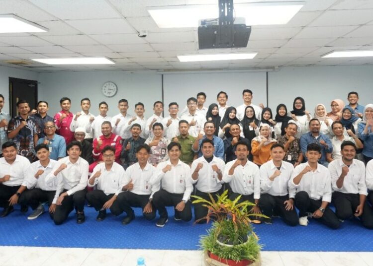 Sebanyak 28 lulusan perguruan tinggi dari Aceh Utara dan Lhokseumawe resmi mengikuti program magang kerja tahap kedua PT Pema Global Energi (PGE) bersama BPMA. Kegiatan serah terima berlangsung di Point A, Nibong, Aceh Utara, Rabu (1/10/2025).