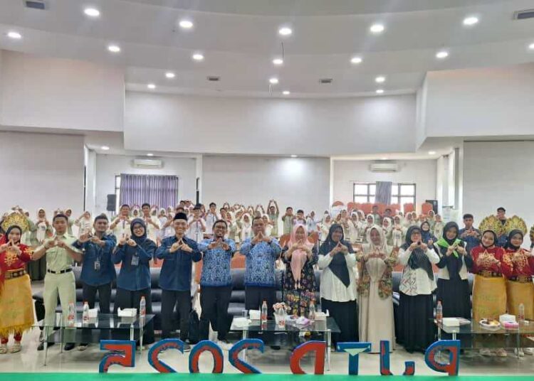 Peserta mengikuti Pelatihan Jurnalistik Tingkat Dasar (PJTD) yang digelar LPM Al-Kalam di Aula FTIK UIN SUNA Lhokseumawe, Rabu (1/10/2025)