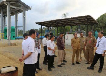 Direktur Air Minum Ditjen Cipta Karya, Oscar H. Siagian, bersama Wali Kota Lhokseumawe meninjau lokasi pembangunan intake dan WTP SPAM di Lhokseumawe