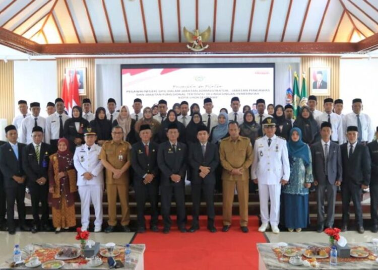Wali Kota Lhokseumawe, Sayuti Abubakar, berfoto bersama dengan pejabat administrator, pengawas, dan fungsional yang baru dilantik di Aula Kantor Wali Kota Lhokseumawe, Selasa (7/10/2025).