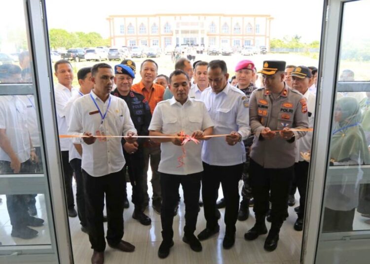Momen peresmian Sekolah Rakyat Menengah Pertama (SRMP) 33 Kota Lhokseumawe oleh Wali Kota Sayuti Abubakar, di Gampong Jeulikat, Kecamatan Blang Mangat, Rabu (8/10/2025).