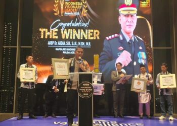 Kapolres Lhokseumawe, AKBP Dr. Ahzan, S.H., S.I.K., M.S.M., M.H., menerima penghargaan bergengsi “Inspiring Professional & Leadership Award 2025” dari Indonesia Award Magazine di Grand Mercure Kemayoran, Jakarta, pada Sabtu (11/10/2025) malam