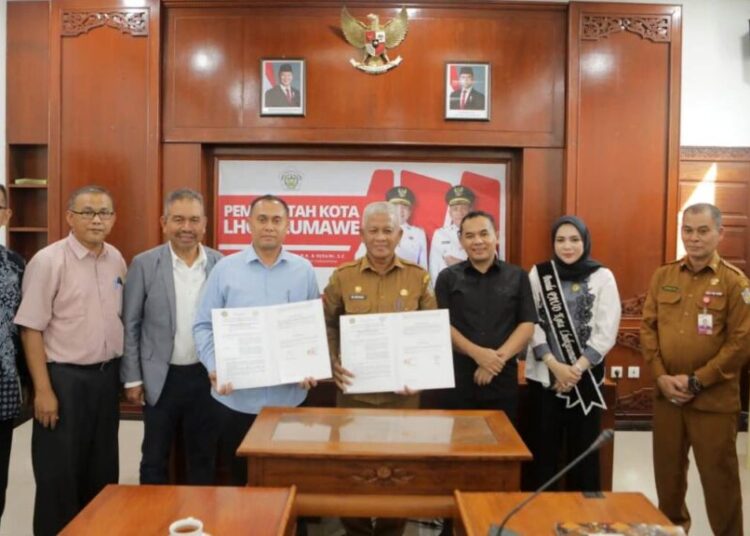 Wali Kota Lhokseumawe, Dr. Sayuti Abubakar, dan Rektor Universitas Almuslim, Dr. Marwan, menandatangani Nota Kesepakatan Bersama (MoU) di Oproom Setda Lhokseumawe, Senin (13/10/2025).