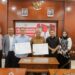 Wali Kota Lhokseumawe, Dr. Sayuti Abubakar, dan Rektor Universitas Almuslim, Dr. Marwan, menandatangani Nota Kesepakatan Bersama (MoU) di Oproom Setda Lhokseumawe, Senin (13/10/2025).