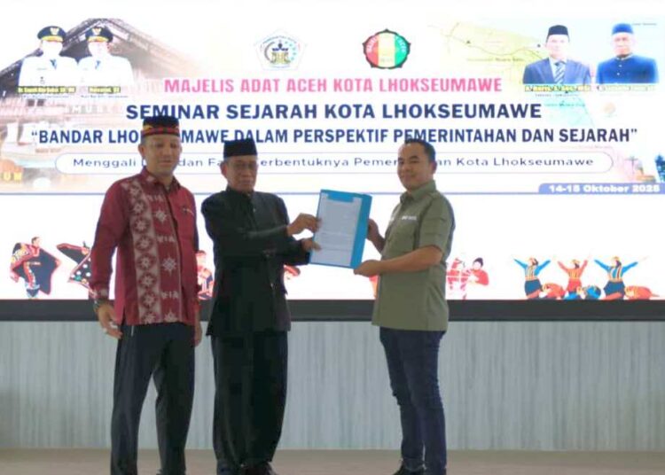 Tim Perumus Seminar Sejarah Kota Lhokseumawe menyerahkan hasil rumusan resmi kepada Wali Kota Lhokseumawe, Sayuti Abubakar, dalam acara penutupan seminar yang digelar di Aula Kantor Wali Kota, Rabu (15/10/2025).