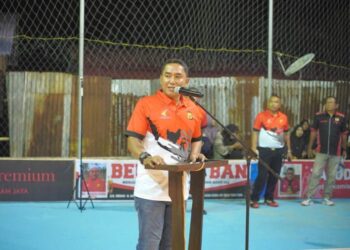 AKBP Ahzan membuka secara resmi Turnamen Bola Voli Kapolres Lhokseumawe Cup 2025 di Lapangan Malaka VC, Nisam, Aceh Utara, Selasa (14/10) malam.