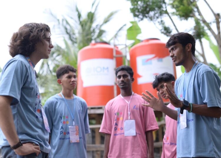 Peserta Peace Camp Gerak Dampak Academy mengikuti sesi kepemimpinan inklusif di Lhokseumawe, Aceh (10–12 Oktober 2025). Dalam agenda kunjungan lapangan, mereka berinteraksi langsung dengan pengungsi Rohingya di shelter penampungan.