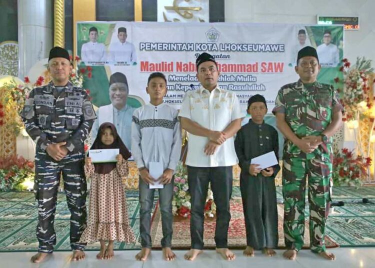 Wali Kota Lhokseumawe Sayuti Abubakar menyerahkan santunan kepada anak yatim dalam rangka peringatan Maulid Nabi Muhammad SAW 1447 H di Masjid Agung Islamic Center, Kamis (16/10/2025)