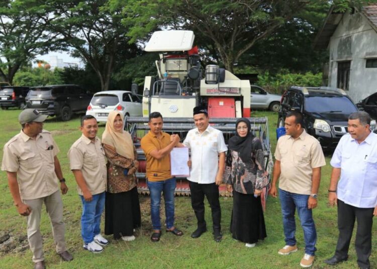 Wali Kota Lhokseumawe Sayuti Abubakar menyerahkan bantuan Alat dan Mesin Pertanian (Alsintan) kepada 11 kelompok tani dari dua kecamatan, di Gampong Meunasah Mesjid Punteut, Kecamatan Blang Mangat, Kamis (16/10/2025)