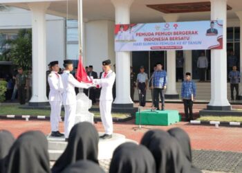 Wali Kota Lhokseumawe Sayuti Abubakar memimpin Upacara Peringatan Hari Sumpah Pemuda ke-97 di halaman Kantor Wali Kota, Selasa (28/10)