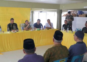 Pak Wali Kuta Lhokseumawe Sayuti Abubakar, watee meurumpok ngon masyarakat Pokja Simpang Pertamina Hagu Teungoh dan Hagu Selatan di Meunasah Hagu Selatan (6/11)