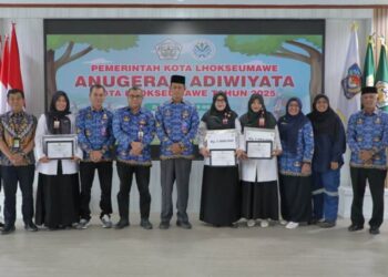 Pemkot Lhokseumawe melalui DLH menyerahkan Penghargaan Sekolah Adiwiyata kepada tiga sekolah berkomitmen tinggi dalam pelestarian lingkungan, Rabu (12/11)