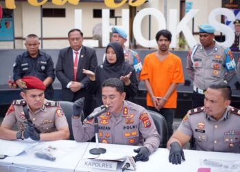Kapolres Lhokseumawe AKBP Ahzan bersama jajaran saat konferensi pers pengungkapan kasus penembakan di Alue Lim, Kamis (13/11)