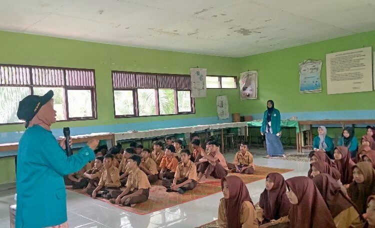 Mahasiswa KPM UIN SUNA Edukasi Pernikahan Dini dan Perundungan di SMPN 2 Kuta Makmur
