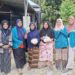 Mahasiswa KPM Kelompok 46 UIN Sultanah Nahrasiyah Lhokseumawe menyerahkan paket sembako kepada warga Desa Meunasah Kulam, Kuta Makmur, yang terdampak banjir, Rabu (3/12/2025)