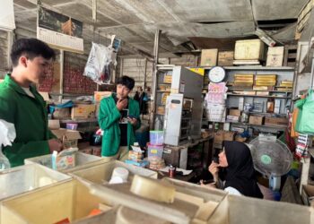 Mahasiswa KKN Unimal Kelompok 2 saat melakukan pendataan dan pemetaan UMKM di Desa Meunasah Drang, Kecamatan Muara Batu, Aceh Utara, Minggu (18/1/2026), menggunakan platform Google Maps