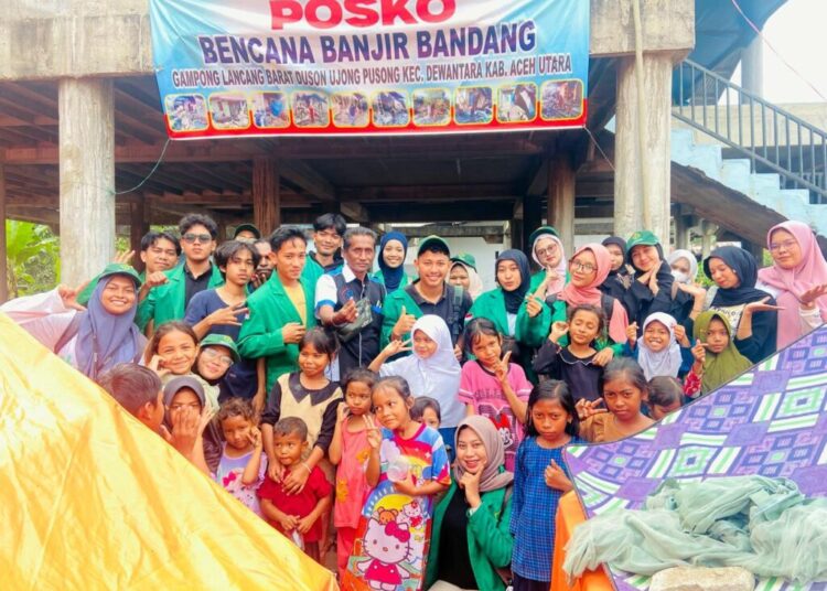 Mahasiswa KKN Universitas Malikussaleh Kelompok 34 mendampingi anak-anak dalam kegiatan psikososial di posko bencana Dusun Ujong Pusong, Desa Lancang Barat, Kecamatan Dewantara