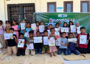 Anak-anak Desa Kumbang Punteut antusias mengikuti edukasi ecoprint bersama Kelompok 67 KKN-PPM Unimal