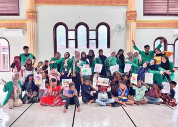 Anak-anak Gampong Teungoh antusias mengikuti pelatihan mewarnai dan membuat gelang tangan yang digelar mahasiswa KKN-PPM Unimal