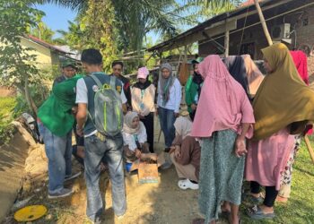 Mahasiswa KKN-PPM Universitas Malikussaleh Kelompok 67 memperkenalkan inovasi metode 'Tani Pori' sebagai solusi pengelolaan limbah rumah tangga di Desa Kumbang Punteut
