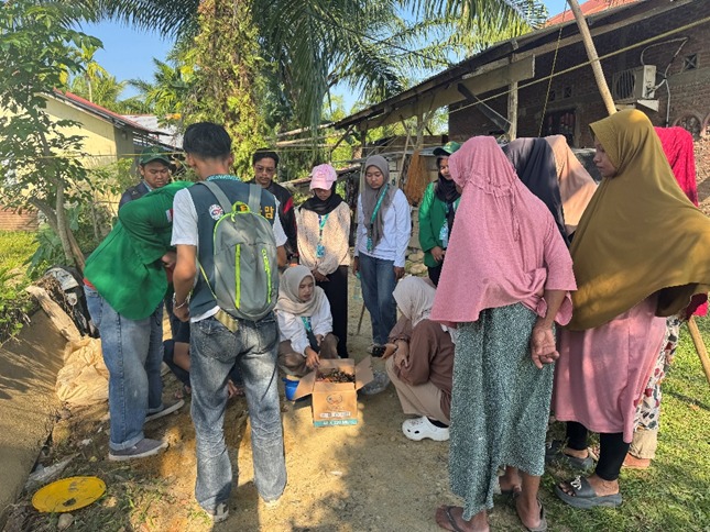 Mahasiswa KKN-PPM Universitas Malikussaleh Kelompok 67 memperkenalkan inovasi metode 'Tani Pori' sebagai solusi pengelolaan limbah rumah tangga di Desa Kumbang Punteut