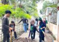 Mahasiswa KKN Kelompok 73 Universitas Malikussaleh bergotong royong membersihkan area Meunasah Gampong Tunong, Blang Mangat, Lhokseumawe